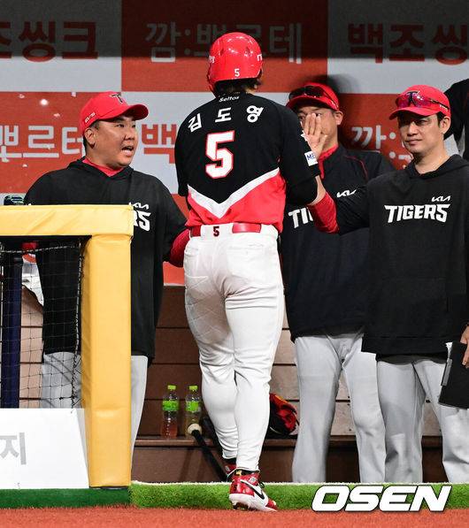 [OSEN=고척, 지형준 기자] 28일 오후 서울 고척스카이돔에서 2026 신한 SOL KBO리그 키움 히어로즈와 KIA 타이거즈의 경기가 열렸다.이날 키움은 케니 로젠버그, KIA는 황동하를 선발로 내세웠다.5회초 2사 2루에서 KIA 김도영이 김선빈의 1타점 중전 적시타에 득점에 성공하며 이범호 감독과 기뻐하고 있다. 2026.05.28&nbsp;/ jpnews@osen.co.kr