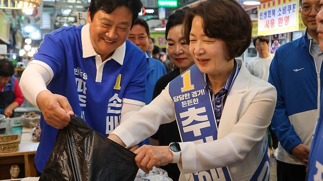 시장을 방문해 물건을 구입하는 추미애 민주당 경기지사 후보(오른쪽). 추미애 캠프 제공