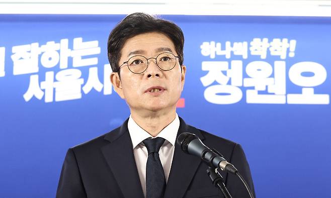 정원오 더불어민주당 서울시장 후보가 28일 서울 중구 선거사무실에서 기자간담회를 열고 모두발언을 하고 있다. 뉴스1
