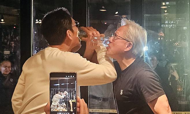 지난해 10월 아시아태평양경제협력체(APEC) 정상회의를 계기로 한국을 찾은 젠슨 황 엔비디아 최고경영자(CEO)가 서울 강남구 삼성동의 한 치킨집에서 이재용 삼성전자 회장, 정의선 현대차그룹 회장과 치맥 회동 중 기념촬영을 하고 있는 모습. 연합뉴스