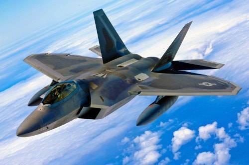 미 공군 스텔스 전투기 F-22 ‘랩터’가 공중전 훈련을 위해 고고도로 비행하고 있다. 사진 제공=미 공군