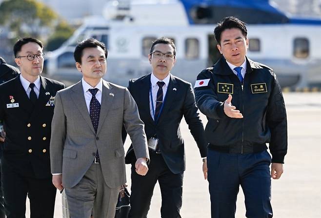 안규백 국방부 장관이 지난 1월 30일 일본 가나가와현 요코스카시 해상자위대 총감부에 도착해 고이즈미 신지로 일본 방위상의 안내를 받아 이동하고 있다. 사진 제공=국방부