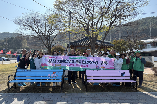 치매안심마을 주민들과 자원봉사자들이 '2026년 안전환경 구축' 사업의 일환으로 노후 벤치를 교체하고 직접 도색한 후 기념촬영을 하고 있다. ⓒ통영시 제공
