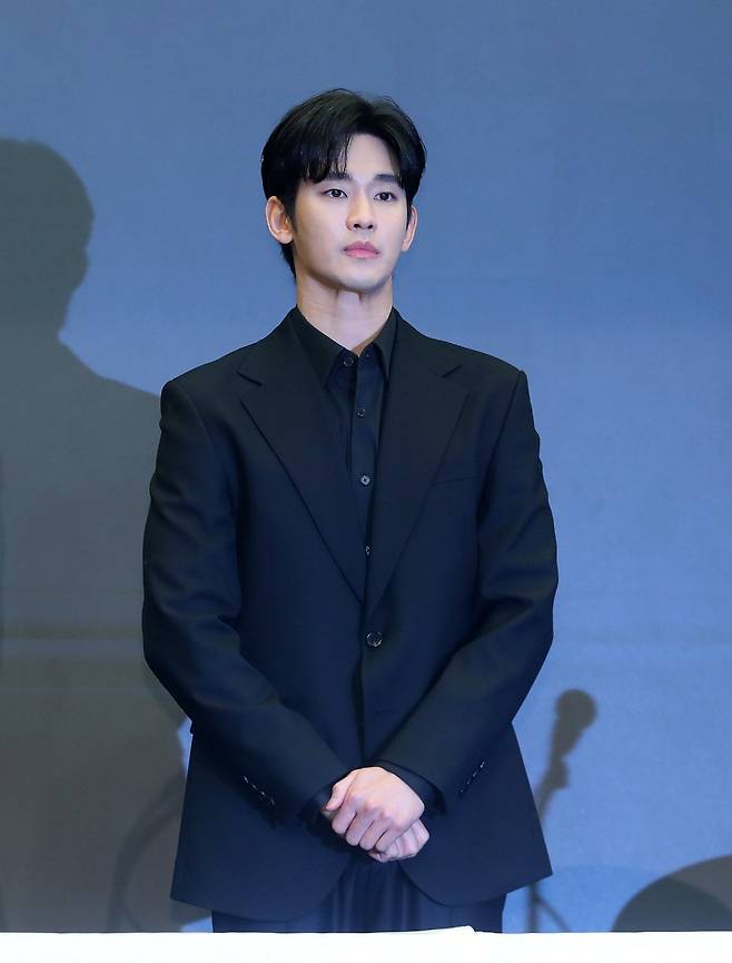 [서울=뉴시스] 김혜진 기자 = 배우 김수현이 31일 오후 서울 마포구 스탠포드호텔에서 기자회견에서 인사하고 있다.. 2025.03.31. jini@newsis.com