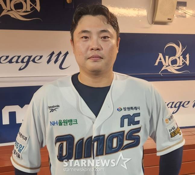 NC 다이노스 권희동이 27일 한화 이글스전 8회말 결승 홈런으로 팀 승리를 이끈 뒤 취재진과 인터뷰를 하고 있다. /사진=안호근 기자