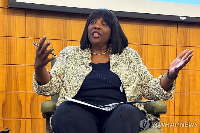 27일(현지시간) 미국 캘리포니아주 스탠퍼드대에서 연설하는 리사 쿡 연방준비제도(Fed·연준) 이사 [로이터=연합뉴스]