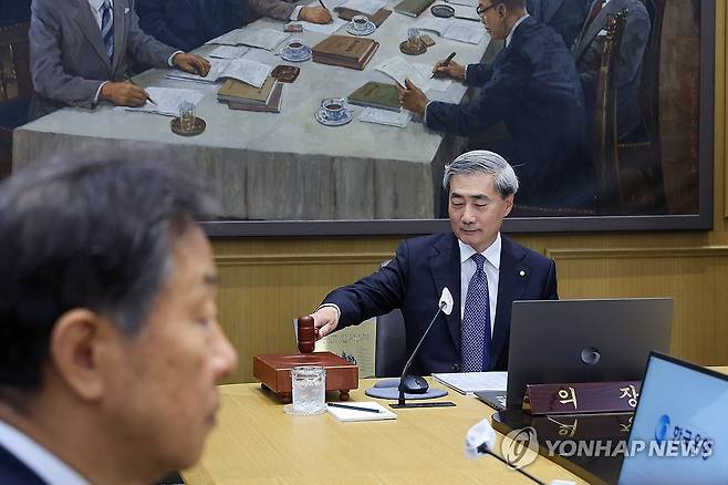 의사봉 두드리는 신현송 한국은행 총재 (서울=연합뉴스) 신현송 한국은행 총재가 28일 서울 중구 한국은행에서 열린 금융통화위원회 본회의에 참석해 의사봉을 두드리고 있다. 2026.5.28 [사진공동취재단] photo@yna.co.kr