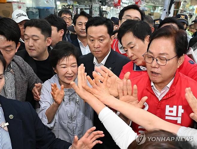 지난 27일 진주 찾은 박근혜 전 대통령과 박완수 국민의힘 경남지사 후보 [연합뉴스 자료사진]