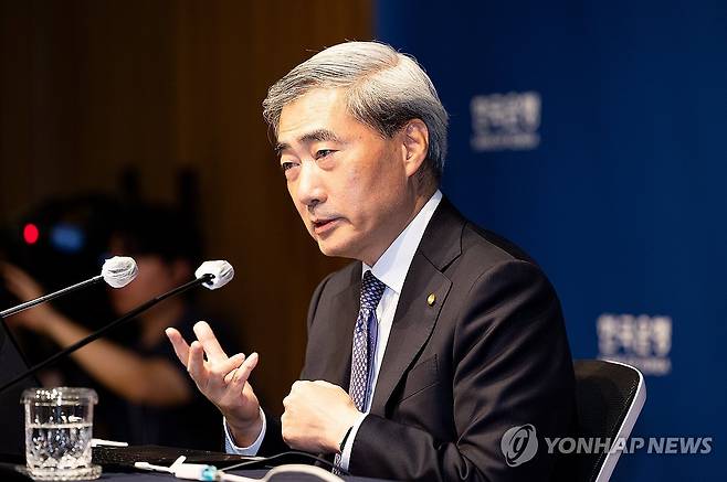 신현송 한은 총재, 통화정책방향 기자간담회 (서울=연합뉴스) 신현송 한국은행 총재가 28일 서울 중구 한국은행 본관에서 열린 통화정책방향 기자간담회에서 발언하고 있다. 2026.5.28 [사진공동취재단] photo@yna.co.kr