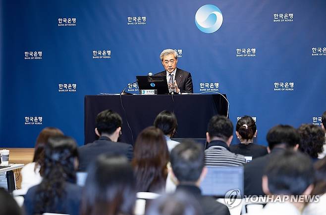 통화정책방향 기자간담회 하는 신현송 한은 총재 (서울=연합뉴스) 신현송 한국은행 총재가 28일 서울 중구 한국은행 본관에서 열린 통화정책방향 기자간담회에서 발언하고 있다. 2026.5.28 [사진공동취재단] photo@yna.co.kr