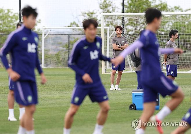 훈련 지도하는 홍명보 감독 (헤리먼[미국 유타주]=연합뉴스) 신준희 기자 = 25일(현지시간) 오후 미국 유타주 헤리먼에 위치한 자이언스뱅크 트레이닝센터에서 축구 국가대표팀 홍명보 감독이 훈련을 지시하고 있다. 2026.5.26 hama@yna.co.kr