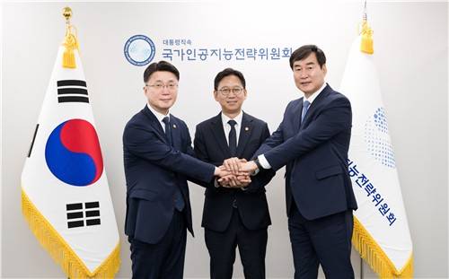 '보안취약점 상시 신고조치제' 시범사업 추진 세리머니 배경훈 국가인공지능전략위원회 부위원장이 28일 오전 서울 중구 서울스퀘어 국가인공지능전략위원회에서 국내 첫 '보안취약점 상시 신고조치제' 시범사업 추진 관련 세리머니를 하고 있다. 왼쪽부터 류제명 과학기술정보통신부 제2차관, 배경훈 국가인공지능전략위원회 부위원장, 김창섭 국가정보원 제3차장. [과학기술정보통신부 제공. 재판매 및 DB 금지]