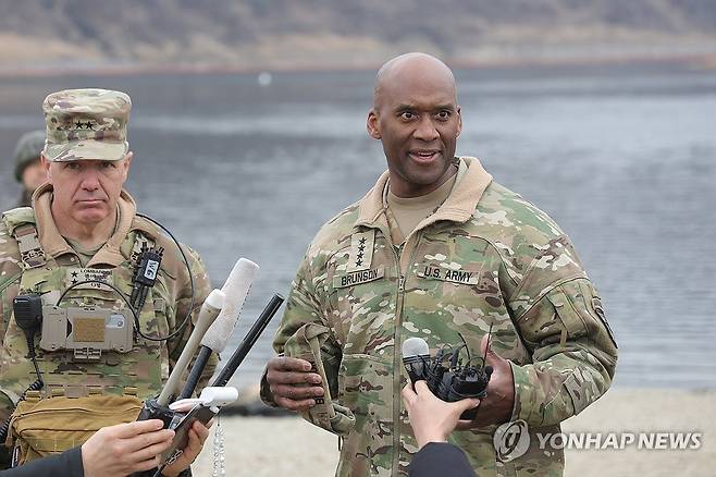 임진강 찾은 브런슨 주한미군사령관 [연합뉴스 자료사진]