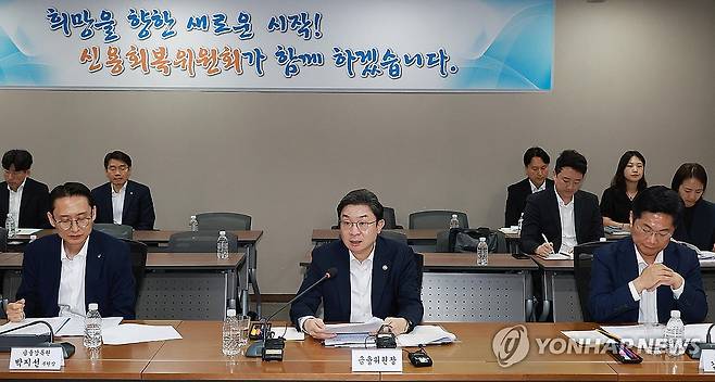 이억원 금융위원장, 제5차 포용적 금융 대전환 회의 주재 (서울=연합뉴스) 이억원 금융위원장이 28일 서울 중구 신용회복위원회 서민금융통합지원센터에서 열린 제5차 포용적 금융 대전환 회의에서 발언하고 있다. 2026.5.28 [금융위원회 제공. 재판매 및 DB 금지] photo@yna.co.kr