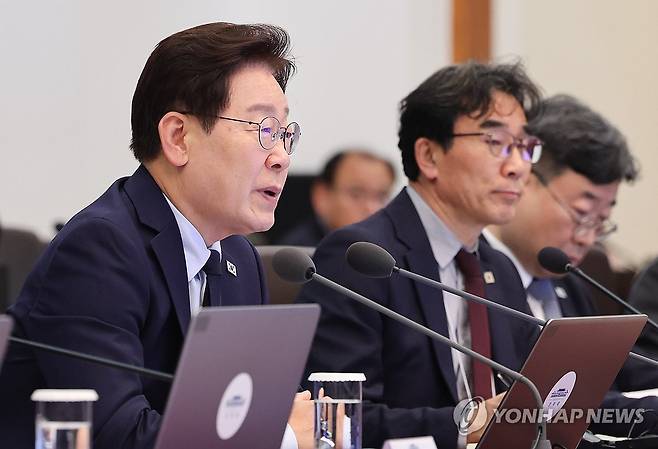 이재명 대통령, 수석보좌관회의 발언 (서울=연합뉴스) 한상균 기자 = 이재명 대통령이 28일 청와대에서 열린 수석보좌관회의에서 발언하고 있다. 2026.5.28 xyz@yna.co.kr