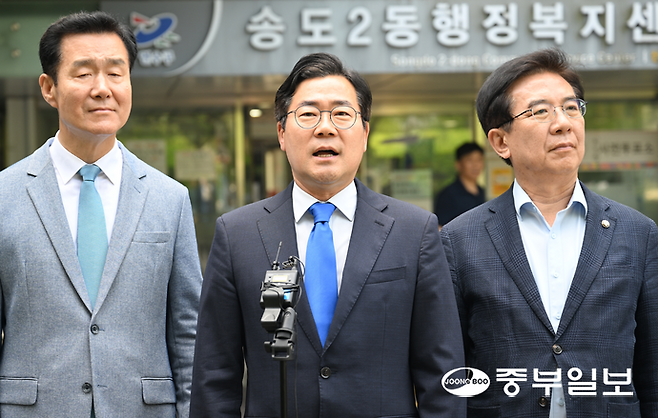 박찬대 더불어민주당 인천시장 후보가 29일 인천시 연수구 송도2동 행정복지센터 사전투표소에서 사전투표를 마친 후 백브리핑을 하고 있다.정선식기자