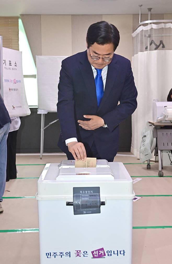 박찬대 더불어민주당 인천시장 후보가 29일 인천시 연수구 송도2동 행정복지센터 사전투표소에서 투표를 하고 있다. 이진우 기자 ljw@kihoilbo.co.kr