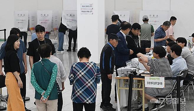 제9회 6·3전국동시지방선거 사전투표가 시작된 29일 유권자들이 광주 북구 용봉동 사전투표소를 방문해 소중한 주권을 행사하기 위해 길게 줄을 서고 있다.
양광삼기자 ygs02@mdilbo.com