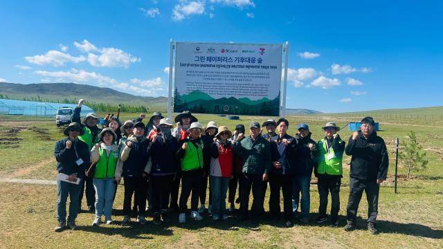 지난 27일 몽골 조림사업지에서 김희정 BC카드 상무 및 관계자들이 사막화 방지를 위한 비술나무 식재 후 기념촬영을 하고 있는 모습. [사진=BC카드]