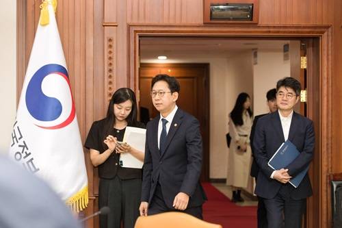 배경훈 부총리 겸 과학기술정보통신부 장관이 29일 오전 서울 종로구 정부서울청사 본관 영상회의실에서 열린  '제9회 과학기술관계장관회의' 에 참석하고 있다. 오른쪽은 엄열 과학기술인공지능정책협력관./제공=과기정통부