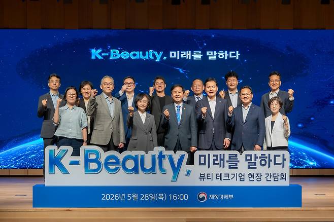 한국콜마 종합기술원을 방문한 구윤철 경제부총리(앞줄 왼쪽에서 네 번째)와 오유경 식품의약품안전처장(앞줄 왼쪽 세 번째),  윤상현 콜마그룹 부회장(앞줄 왼쪽 다섯 번째) 등이 기념 촬영을 하고 있다.(사진제공=한국콜마)