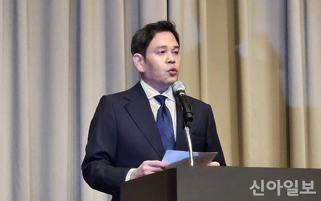 정용진 신세계그룹 회장이 지난 26일 스타벅스 논란과 관련해 대국민 사과를 하고 있다. [사진=김소희 기자]