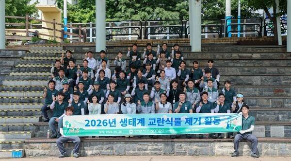 지난 28일 노루페인트 임직원들이 안양천 환경정화활동 후 기념사진을 찍고 있다.[사진=노루페인트]&nbsp;