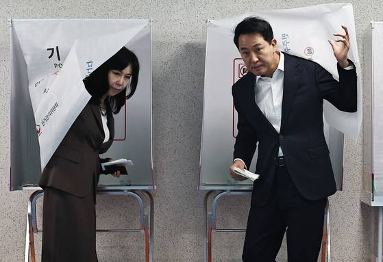 제9회 전국동시지방선거 사전투표일인 29일 서울 용산구 한남동 주민센터에 마련된 사전투표소에서 국민의힘 오세훈 서울시장 후보와 송현옥 여사가 투표하고 있다. 〈사진=공동취재〉