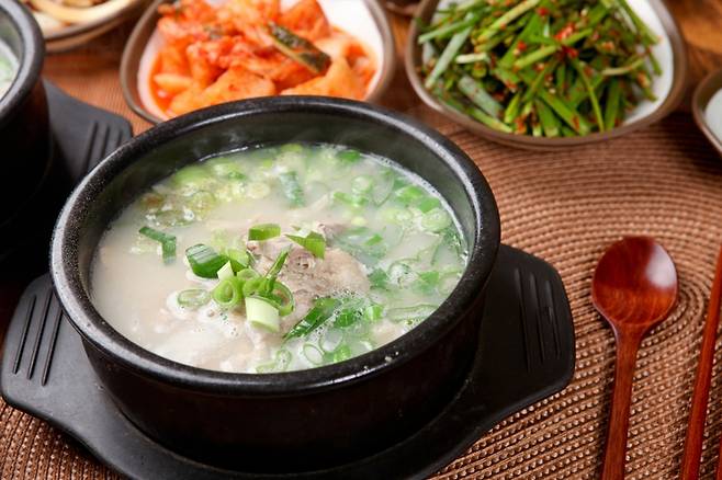 설렁탕, 곰탕을 먹을 때도 소금부터 넣지 말고 염분을 조절해야 고혈압, 당뇨병 위험을 낮출 수 있다. 사진=게티이미지뱅크