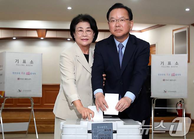 김부겸 더불어민주당 대구시장 후보(오른쪽)와 부인 이유미 씨가 29일 오전 대구 수성구 고산2동 행정복지센터에 마련된 사전투표소에서 투표하고 있다. 2026.5.29 ⓒ 뉴스1 공정식 기자