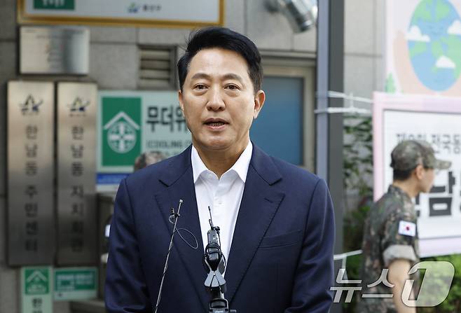 오세훈 국민의힘 서울시장 후보가 제9회 전국동시지방선거 사전투표 첫날인 29일 오전 서울 용산구 한남동주민센터에 마련된 사전투표소에서 한 표를 행사한 후 소감을 밝히고 있다. (공동취재) 2026.5.29 ⓒ 뉴스1 오대일 기자
