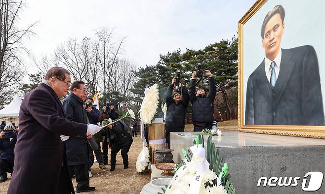 이종찬 광복회장이 2023년 서울 용산구 효창공원 윤봉길의사 묘소에서 헌화하는 모습. 2023.12.19 ⓒ 뉴스1 김도우 기자