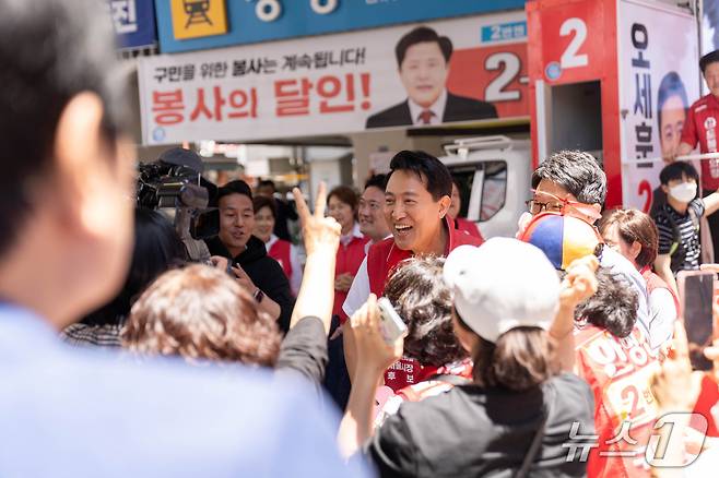 오세훈 국민의힘 서울시장 후보가 사전투표 첫째날인 29일 도봉구 를 찾아 유세를 하고 있다.