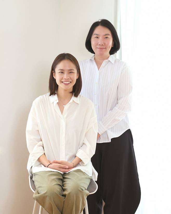 '유재석캠프' 이소민 PD(왼쪽), 윤신혜 작가.             사진제공=넷플릭스