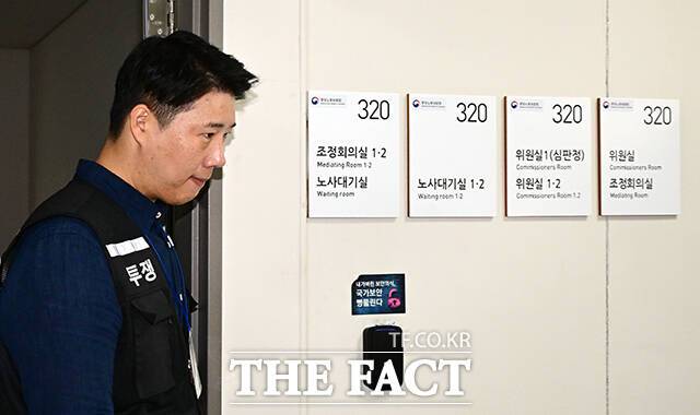 최승호 삼성그룹 초기업노조 삼성전자지부 노조위원장이 지난 19일 정부세종청사 중앙노동위원회에서 열린 2차 사후조정 오전 회의를 마친 뒤 식사를 위해 회의장을 나서고 있다. /임영무 기자