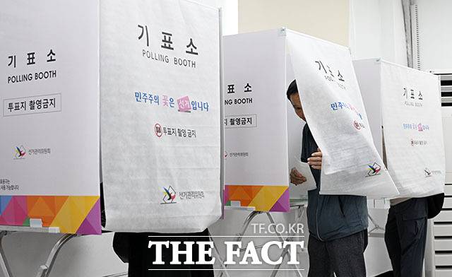 제9회 전국동시지방선거 사전투표 첫날인 29일 많은 유권자가 사전투표소를 찾아 권리를 행사하고 있다. /인천=서예원 기자
