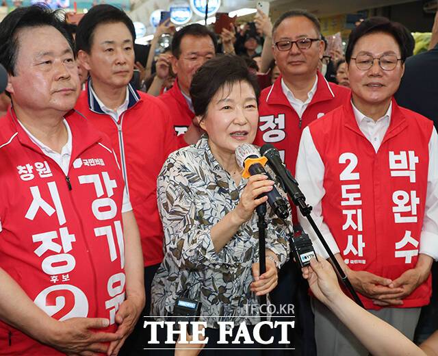 박근혜 전 대통령(가운데)이 29일 오후 경남 창원 마산어시장을 방문해 강기윤 국민의힘 창원시장 후보와 박완수 국민의힘 경남도지사 후보의 지지를 호소하고 있다. /창원=박상민 기자