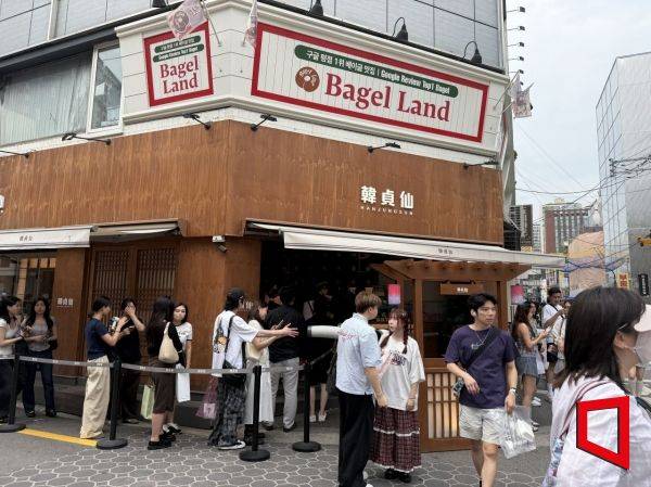 26일 오후 서울 성수동에 위치한 찹쌀떡 디저트 카페 앞에 외국인 관광객들이 줄 서있는 모습. 한예주 기자