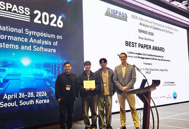 (왼쪽부터) 박종세 KAIST 교수, 조재홍  KAIST 석사과정, 최현민 KAIST 석사과정, 브랜던 리건 ISPASS 2026 프로그램 위원장(뉴욕대 교수). KAIST