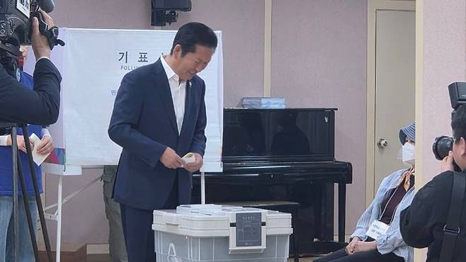 정청래 대표가 29일 사전투표를 하는 모습. /뉴시스