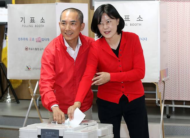[부산=뉴시스] 하경민 기자 = 부산 북구갑 국회의원 보궐선거에 출마한 박민식 국민의힘 후보가 29일 부산 북구 만덕2동행정복지센터에 마련된 사전투표소에서 아내 배정혜씨와 함께 투표를 하고 있다. (공동취재) 2026.05.29. yulnetphoto@newsis.com