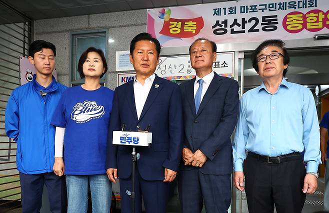 더불어민주당 정청래 총괄상임선거대책위원장이 29일 서울 마포구 성산2동 주민센터에 마련된 제9회 전국동시지방선거 사전투표소에서 투표를 마친 뒤 취재진 질문에 답하고 있다. /공동취재 연합뉴스