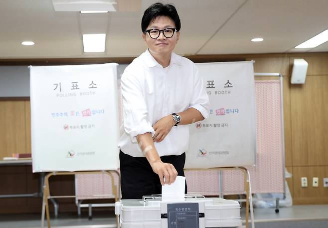 한동훈 무소속 부산 북구갑 국회의원 후보가 29일 부산 북구 만덕제2동행정복지센터에 마련된 사전투표소에서 투표를 하고 있다./뉴스1
