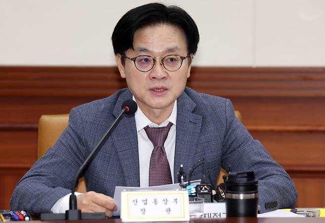 김정관 산업통상부 장관이 29일 서울 종로구 세종대로 정부서울청사에서 열린 비상경제본부 회의 겸 경제관계장관회의에서 유턴 재정립 및 촉진방안 관련 발언을 하고 있다. /뉴스1