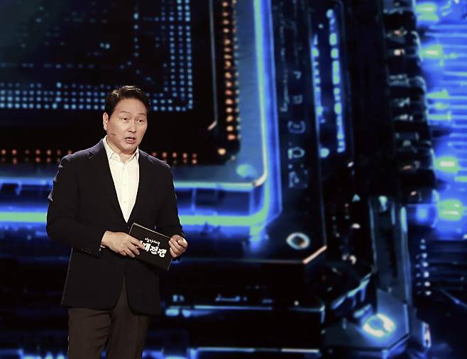 최태원 SK그룹 회장 겸 대한상공회의소 회장이 28일 KBS가 방송한 ‘인재전쟁2’에서 질문에 답을 하고 있다.SK 제공.
