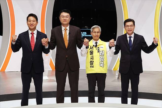 오세훈 국민의힘 서울시장 후보, 김정철 개혁신당 서울시장 후보, 권영국 정의당 서울시장 후보, 정원오 더불어민주당 서울시장 후보가 28일 오후 서울 마포구 SBS프리즘타워에서 열린 2026 서울특별시장선거 후보자 토론회 시작 전 기념촬영을 위해 포즈를 취하고 있다. 뉴스1