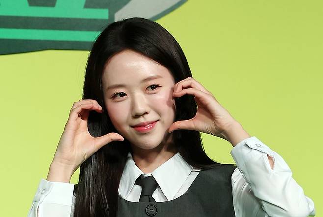(서울=뉴스1) 김진환 기자 = 방송인 지예은이 19일 오전 서울 종로구 JW 동대문 메리어트 호텔에서 열린 넷플릭스 새 예능프로그램 ‘유재석 캠프’ 제작발표회에 참석해 포즈를 취하고 있다. ‘유재석캠프’는 초보 캠프장 유재석과 예측 불가 직원 이광수, 변우석, 지예은이 숙박객들과 떠들어 재끼고, 놀아 재끼고, 까불어 재끼며 일상 탈출을 완성하는 단체 캠프 예능으로 오는 26일 공개된다. 2026.5.19/뉴스1 /사진=뉴스1화상