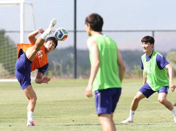조규성(왼쪽)과 황인범 등 축구대표팀 선수들이 29일(한국시각) 미국 유타주 헤리먼에 위치한 자이언스뱅크 트레이닝센터에서 훈련하고 있다. 해리먼/연합뉴스