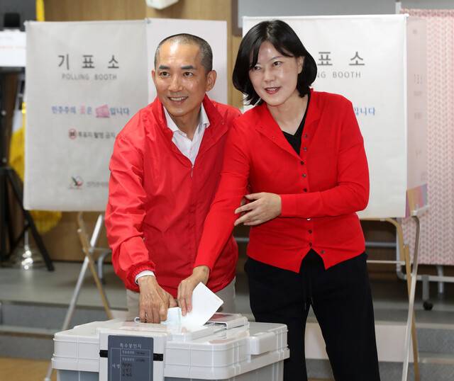 박민식 국민의힘 부산 북갑 국회의원 보궐선거 후보(왼쪽)와 아내 배정혜씨가 29일 오전 부산 북구 만덕2동 행정복지센터에 마련된 사전투표소에서 투표를 하고 있다. 공동취재사진