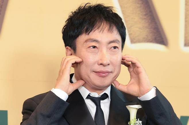 개그맨 박명수가 지난달 30일 서울 영등포구 콘래드호텔에서 열린 '2026 브랜드 고객충성도 대상' 시상식에 참석해 포즈를 취하고 있다. 뉴스1